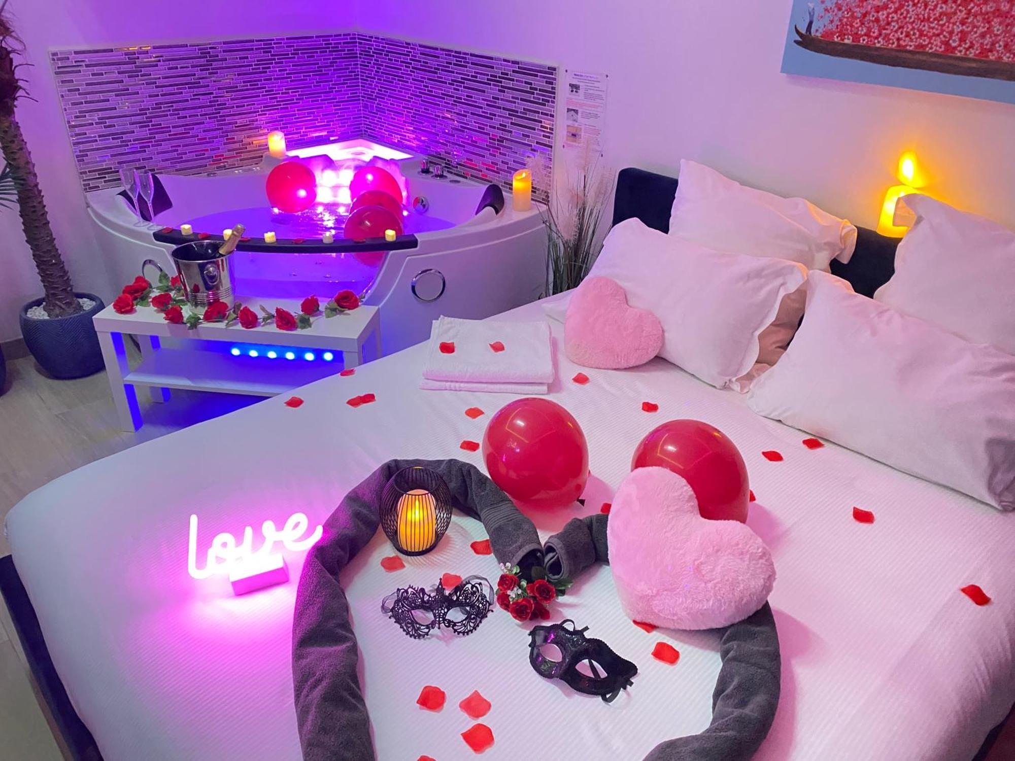 L'Escale Balneo'Romantique - Loveroom - Jacuzzi & Petit Dejeuner Вилье-сюр-Марн Экстерьер фото